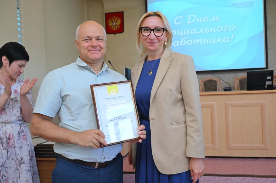 В Минтруде Омской области наградили специалистов ко Дню социального работника В Минтруде Омской области наградили специалистов ко Дню социального работника