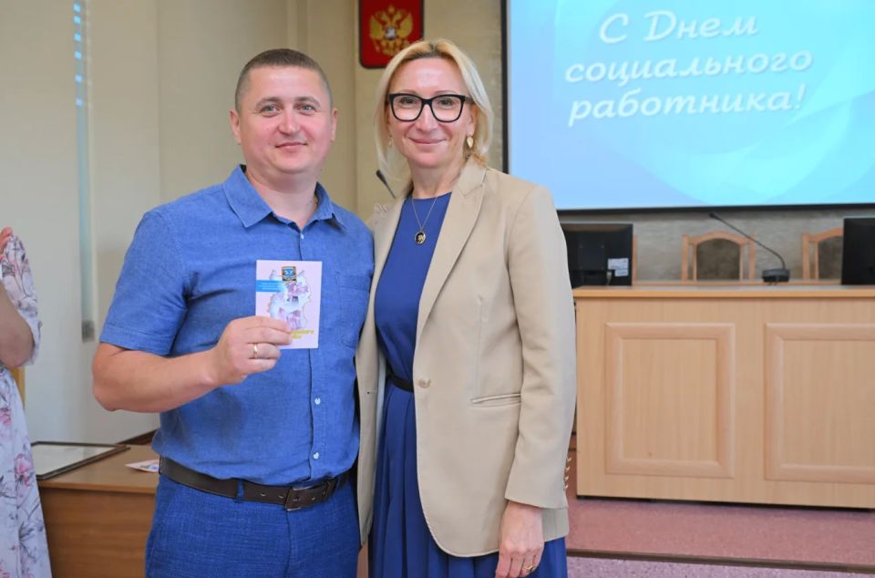 В Минтруде Омской области наградили специалистов ко Дню социального работника В Минтруде Омской области наградили специалистов ко Дню социального работника