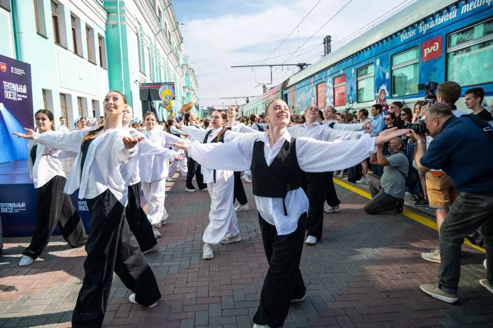 Виталий Хоценко: В Омск - Культурную столицу России, прибыл Театральный поезд, который пробудет у нас 10 и 11 июня Виталий Хоценко: В Омск - Культурную столицу России, прибыл Театральный поезд, который пробудет у нас 10 и 11 июня
