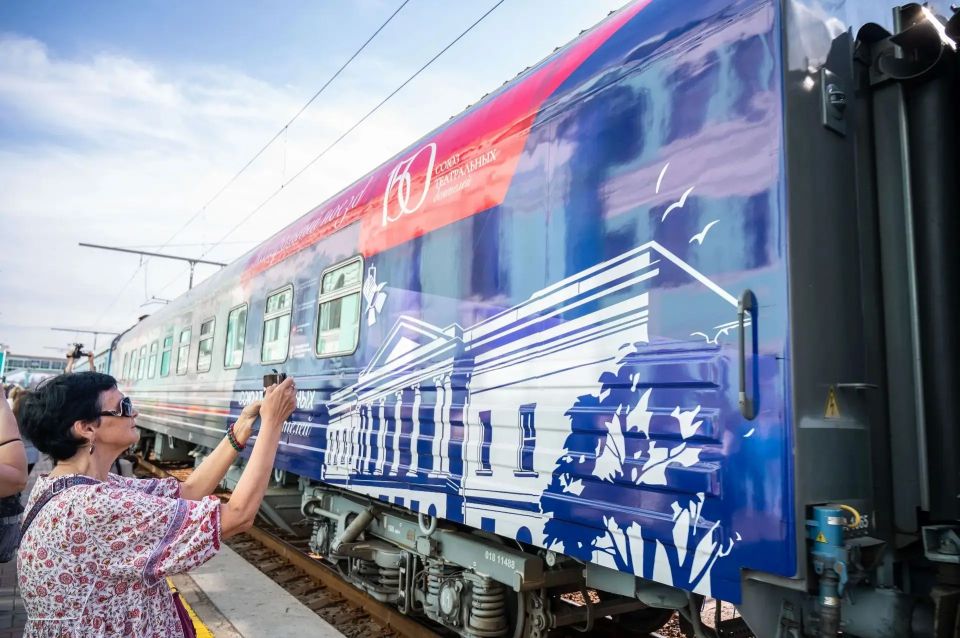 10 и 11 июня в нашем городе пройдут показы спектаклей и мастер-классы новосибирских и томских театров - участников проекта "Театральный поезд", который проходит при поддержке Минкульта РФ, ПФКИ и РЖД