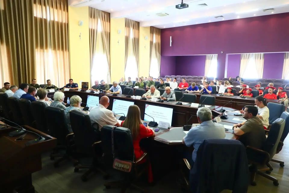 В региональном центре по связям с общественностью состоялось заседание круглого стола «Служение Отечеству в понимании моего поколения» В региональном центре по связям с общественностью состоялось заседание круглого стола «Служение Отечеству в понимании моего поколения»