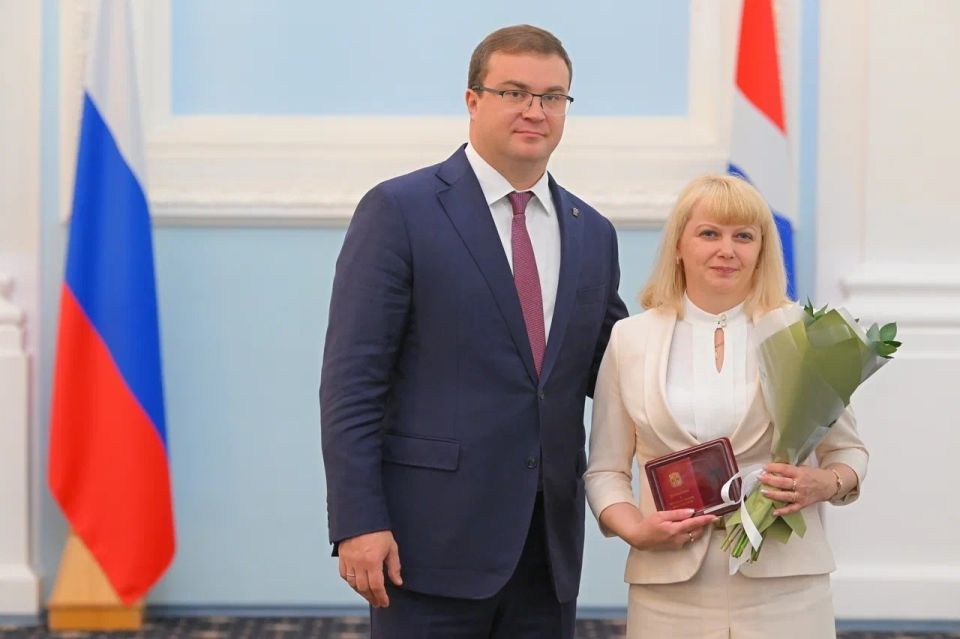 Накануне Дня России в Законодательном собрании Омской области жителям региона вручили государственные и региональные награды