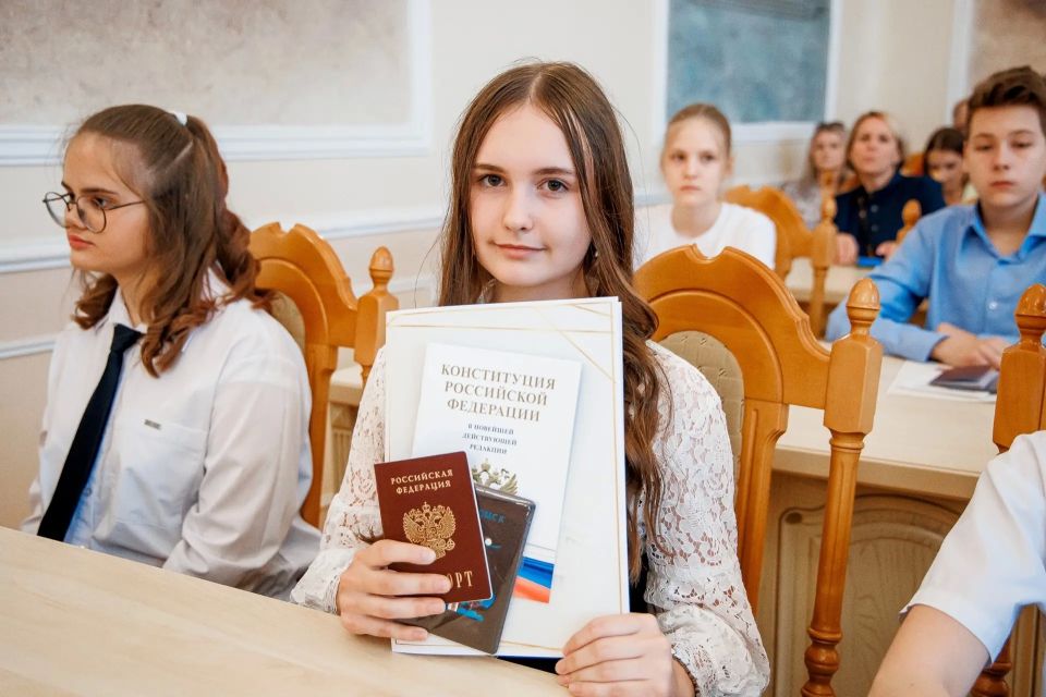 Накануне Дня России в Омском городском Совете 14-летние омичи в торжественной обстановке получили паспорта граждан Российской Федерации Накануне Дня России в Омском городском Совете 14-летние омичи в торжественной обстановке получили паспорта граждан Российской Федерации