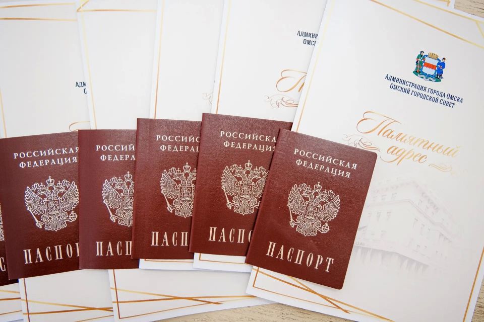 Накануне Дня России в Омском городском Совете 14-летние омичи в торжественной обстановке получили паспорта граждан Российской Федерации Накануне Дня России в Омском городском Совете 14-летние омичи в торжественной обстановке получили паспорта граждан Российской Федерации