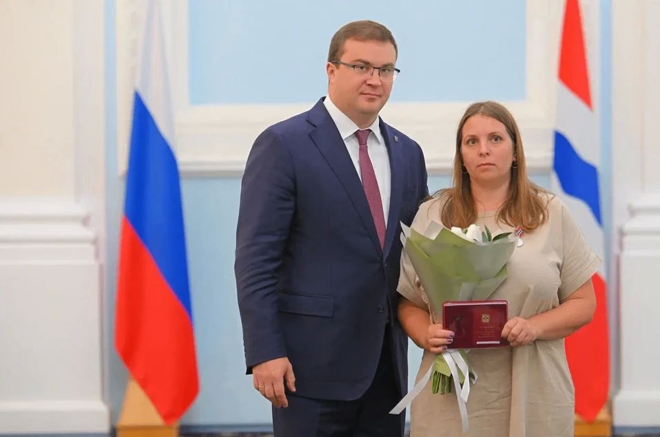 В преддверии Дня России Губернатор Омской области Виталий Хоценко вручил государственные награды многодетным родителям региона В преддверии Дня России Губернатор Омской области Виталий Хоценко вручил государственные награды многодетным родителям региона