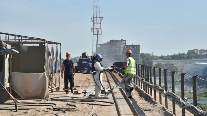 В Омске рабочие на мосту у Телецентра заявили о новой задержке зарплат
