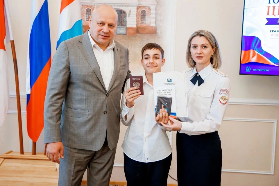 Накануне Дня России в Омском городском Совете 14-летние омичи в торжественной обстановке получили паспорта граждан Российской Федерации Накануне Дня России в Омском городском Совете 14-летние омичи в торжественной обстановке получили паспорта граждан Российской Федерации