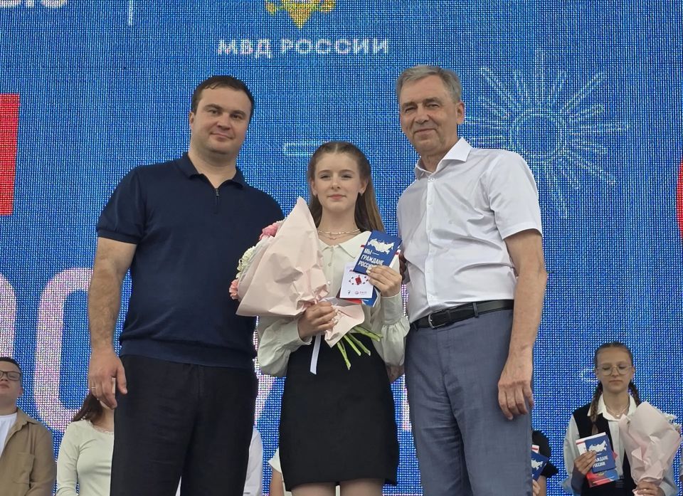 Юным омичам, активистам «Движения Первых» вручили паспорта в День России на Пешеходном Любинском Юным омичам, активистам «Движения Первых» вручили паспорта в День России на Пешеходном Любинском