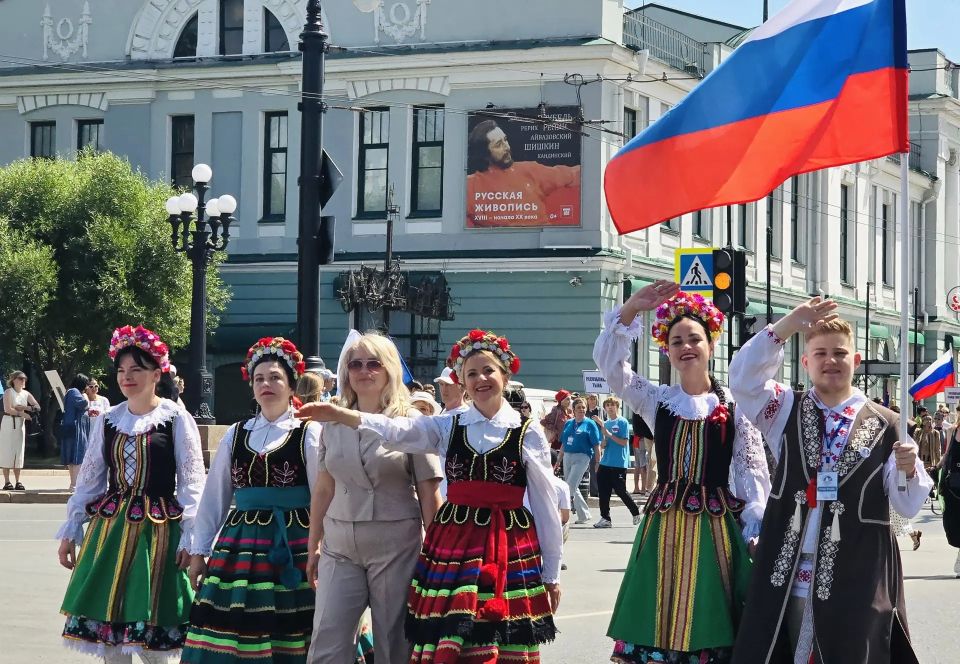 С Днём России!. Спикер областного парламента Александр Артемов посетил основные площадки и локации многонационального интерактивного пространства, объединяющего культуру и традиции народов, проживающих в Омской области С Днём России!. Спикер областного парламента Александр Артемов посетил основные площадки и локации многонационального интерактивного пространства, объединяющего культуру и традиции народов, проживающих в Омской области