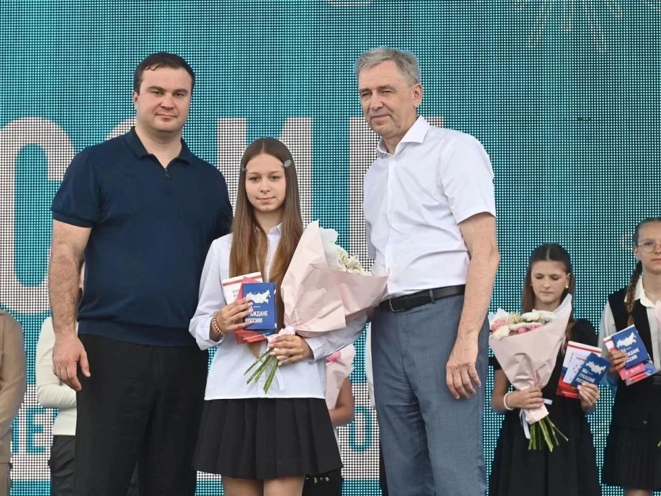 В Омске состоялась торжественная церемония вручения паспортов юным гражданам России В Омске состоялась торжественная церемония вручения паспортов юным гражданам России