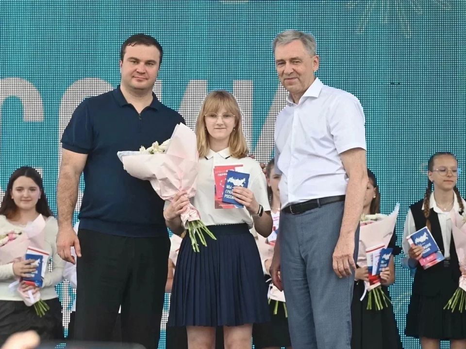 Юным омичам, активистам «Движения Первых» вручили паспорта в День России на Пешеходном Любинском Юным омичам, активистам «Движения Первых» вручили паспорта в День России на Пешеходном Любинском