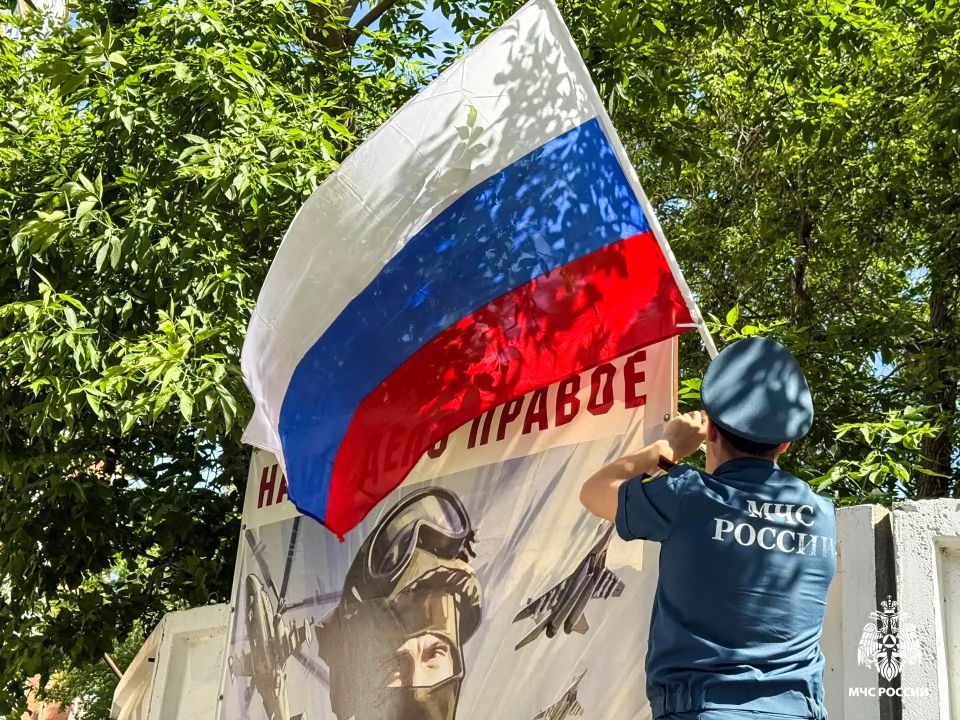 Сотрудники МЧС России присоединились к патриотическим акциям в Омской области в честь Дня России Сотрудники МЧС России присоединились к патриотическим акциям в Омской области в честь Дня России