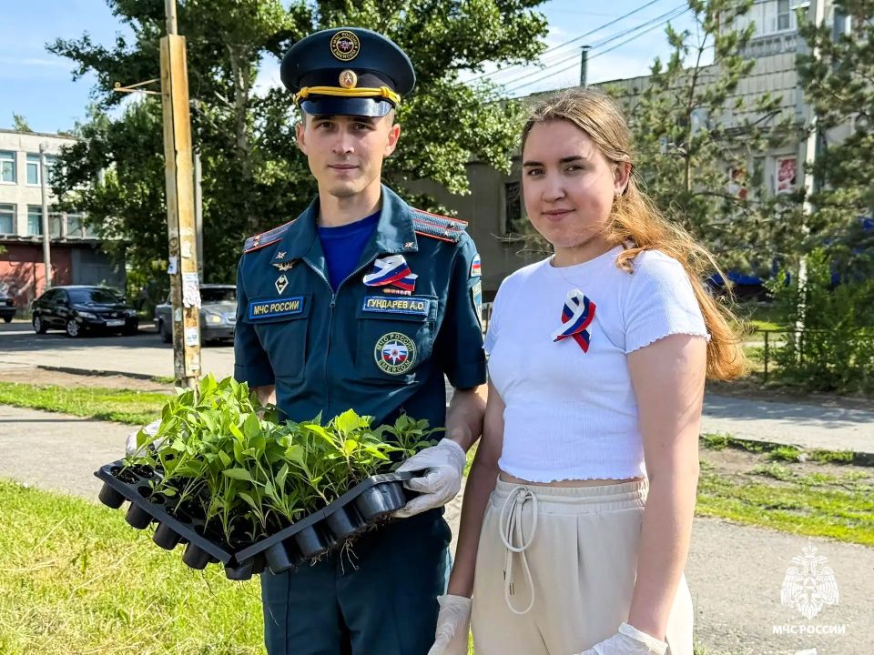 Сотрудники МЧС России присоединились к патриотическим акциям в Омской области в честь Дня России Сотрудники МЧС России присоединились к патриотическим акциям в Омской области в честь Дня России