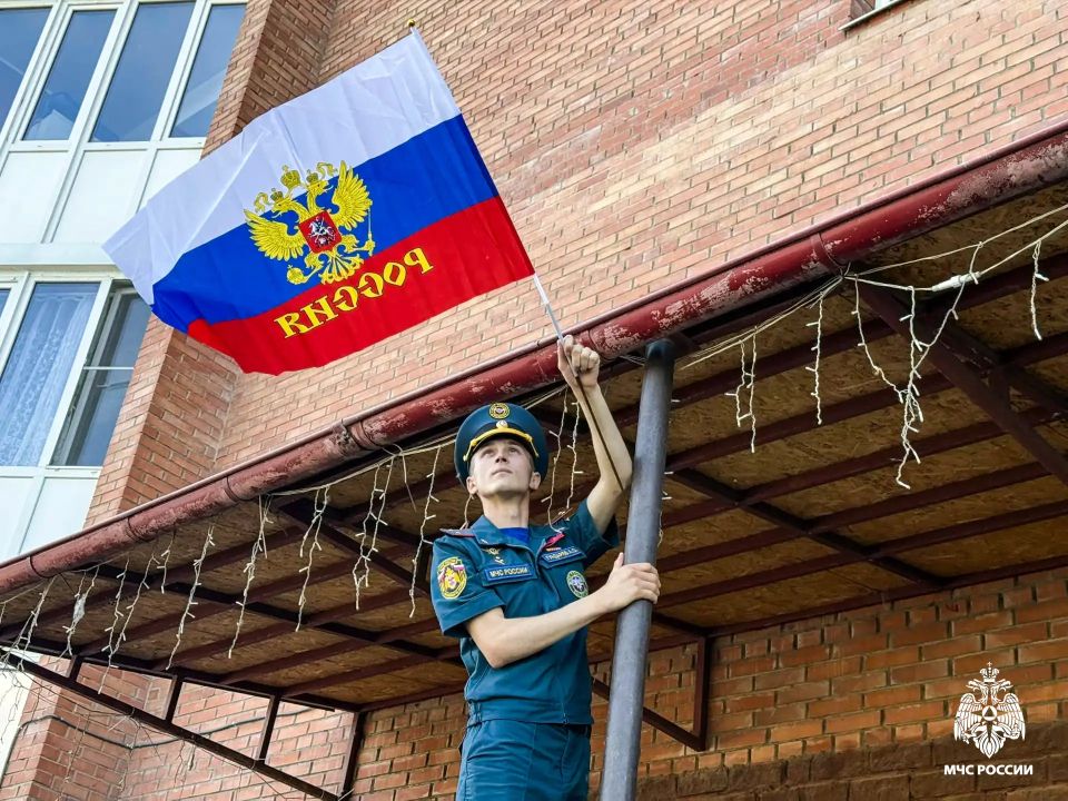 Сотрудники МЧС России присоединились к патриотическим акциям в Омской области в честь Дня России Сотрудники МЧС России присоединились к патриотическим акциям в Омской области в честь Дня России