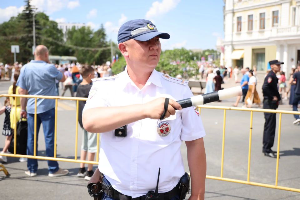 Сотрудники полиции поздравляют жителей Омской области с Днем России! Сотрудники полиции поздравляют жителей Омской области с Днем России!