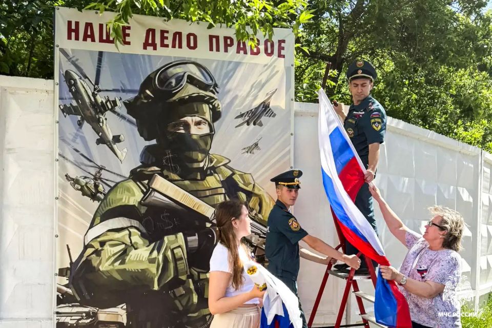 Сотрудники МЧС России присоединились к патриотическим акциям в Омской области в честь Дня России Сотрудники МЧС России присоединились к патриотическим акциям в Омской области в честь Дня России