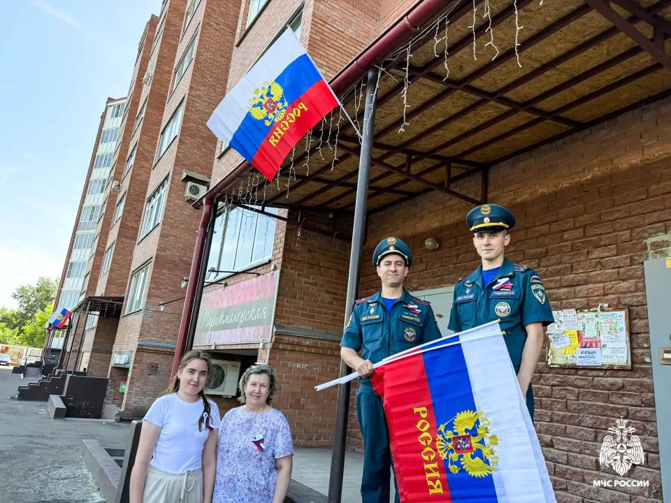Сотрудники МЧС России присоединились к патриотическим акциям в Омской области в честь Дня России Сотрудники МЧС России присоединились к патриотическим акциям в Омской области в честь Дня России