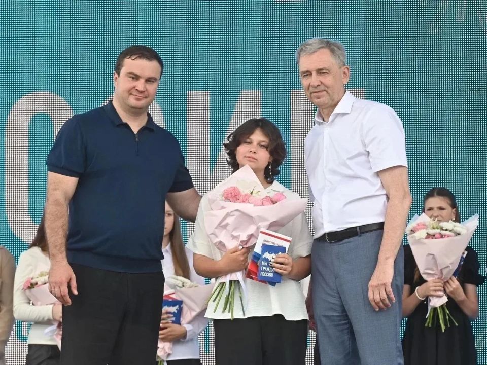 Юным омичам, активистам «Движения Первых» вручили паспорта в День России на Пешеходном Любинском Юным омичам, активистам «Движения Первых» вручили паспорта в День России на Пешеходном Любинском