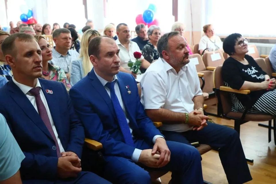 Герой России, сенатор Российской Федерации («Единая Россия») Дмитрий Перминов поздравил предпринимателей Омского района с профессиональным праздником Герой России, сенатор Российской Федерации («Единая Россия») Дмитрий Перминов поздравил предпринимателей Омского района с профессиональным праздником