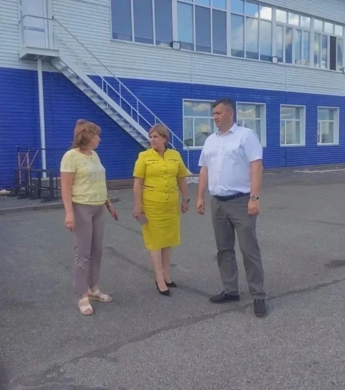 Депутат Омского городского Совета от «Единой России» Андрей Бондаренко вместе с главой Полтавского района Валерией Никитиной посетил ключевые объекты, где сегодня идет масштабное обновление Депутат Омского городского Совета от «Единой России» Андрей Бондаренко вместе с главой Полтавского района Валерией Никитиной посетил ключевые объекты, где сегодня идет масштабное обновление