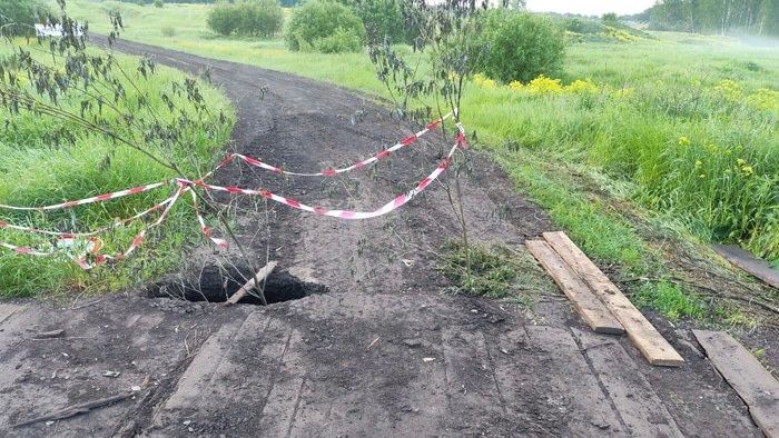 На границе Омской и Новосибирской областей обрушился подъезд к мосту