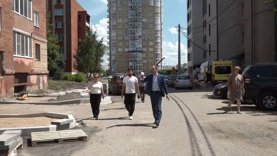Герой России, сенатор Российской Федерации («Единая Россия») Дмитрий Перминов оценил, как идет ремонт тротуаров на улице Пушкина и пересечении Рабиновича и Госпитальной Герой России, сенатор Российской Федерации («Единая Россия») Дмитрий Перминов оценил, как идет ремонт тротуаров на улице Пушкина и пересечении Рабиновича и Госпитальной