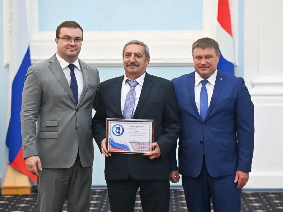 Виталий Хоценко наградил лучших медицинских работников Омской области Виталий Хоценко наградил лучших медицинских работников Омской области