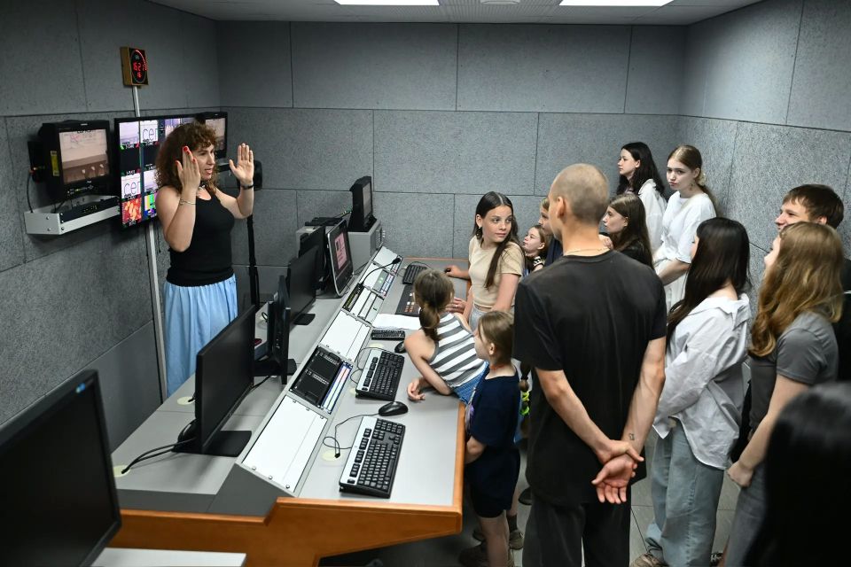Омские школьники примерили роль телеведущих и звукорежиссеров в рамках акции «Каникулы с Общественным советом» Омские школьники примерили роль телеведущих и звукорежиссеров в рамках акции «Каникулы с Общественным советом»