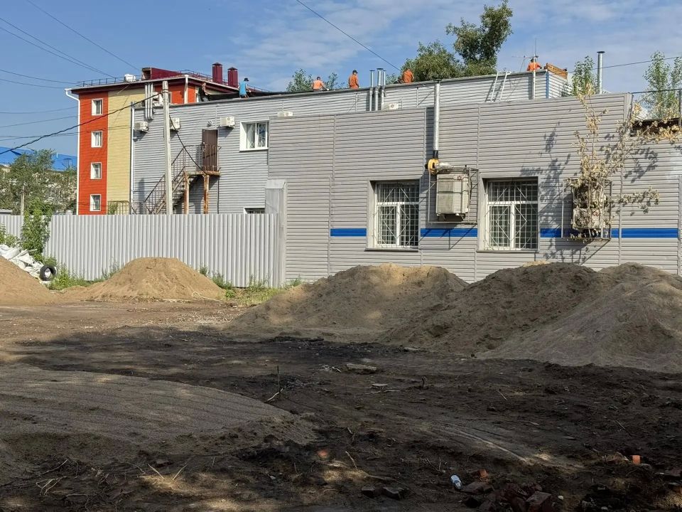 В Омске началось благоустройство спортивной площадки в Нефтяниках