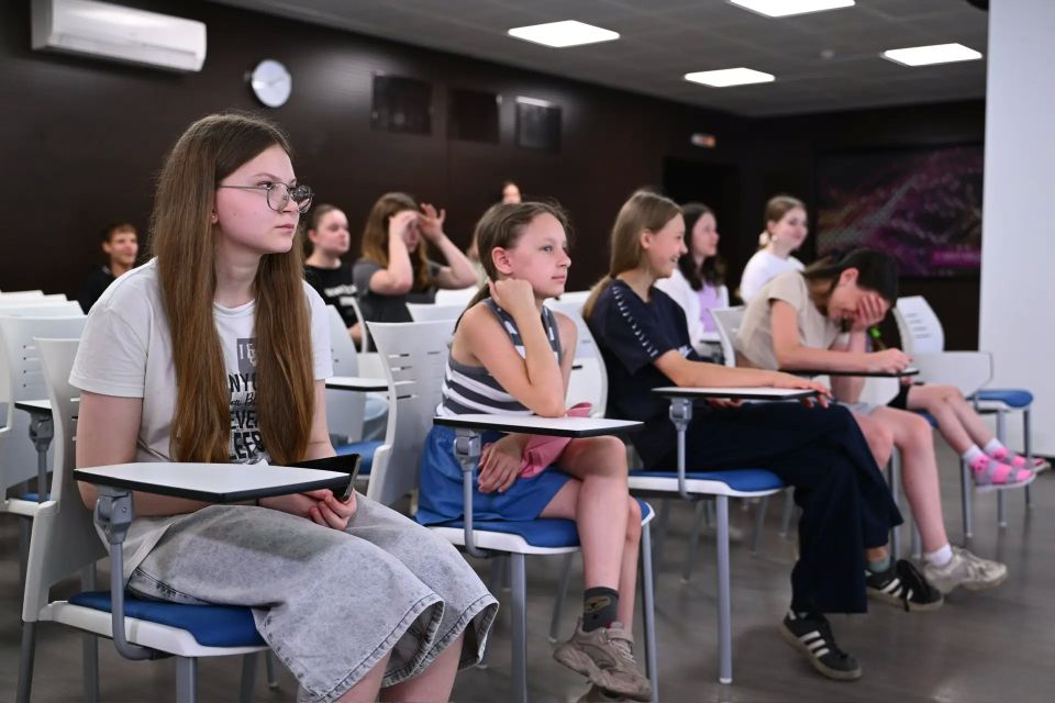 Омские школьники примерили роль телеведущих и звукорежиссеров в рамках акции «Каникулы с Общественным советом» Омские школьники примерили роль телеведущих и звукорежиссеров в рамках акции «Каникулы с Общественным советом»