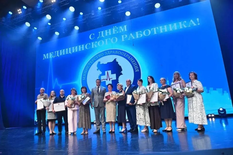 Виталий Хоценко поздравил медицинских работников Омской области с профессиональным праздником Виталий Хоценко поздравил медицинских работников Омской области с профессиональным праздником