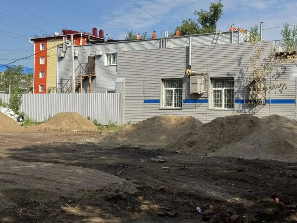 В Омске приступили к благоустройству спортивной площадки в Нефтяниках