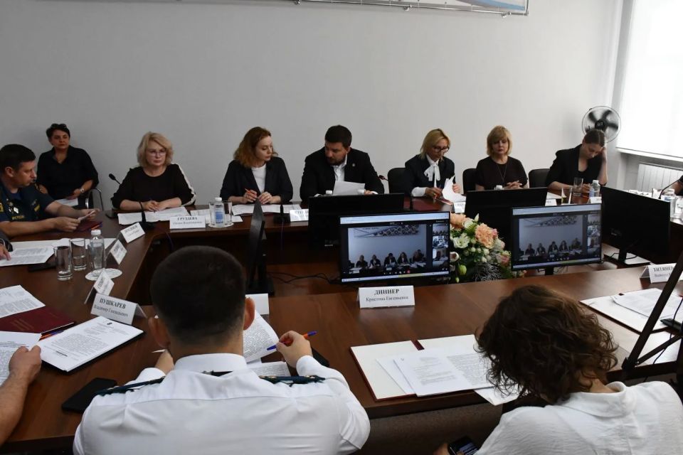 Провел внеочередное заседание комиссии по делам несовершеннолетних и защите их прав при Правительстве Омской области Провел внеочередное заседание комиссии по делам несовершеннолетних и защите их прав при Правительстве Омской области