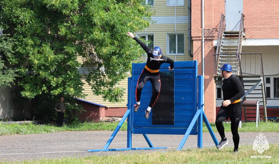 Турнир памяти. Сегодня на стадионе 2 пожарно-спасательной части омские огнеборцы приняли участие в «пожарной эстафете» – дисциплине, особенно любимой Дмитрием Стазаевым Турнир памяти. Сегодня на стадионе 2 пожарно-спасательной части омские огнеборцы приняли участие в «пожарной эстафете» – дисциплине, особенно любимой Дмитрием Стазаевым