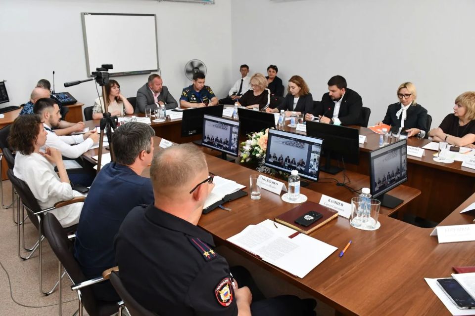 Провел внеочередное заседание комиссии по делам несовершеннолетних и защите их прав при Правительстве Омской области Провел внеочередное заседание комиссии по делам несовершеннолетних и защите их прав при Правительстве Омской области