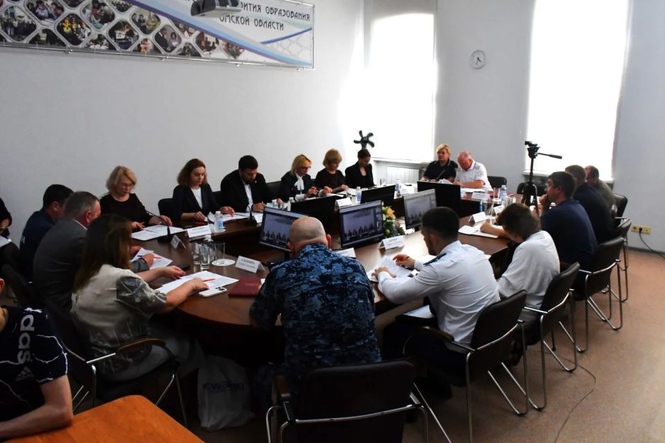 Провел внеочередное заседание комиссии по делам несовершеннолетних и защите их прав при Правительстве Омской области Провел внеочередное заседание комиссии по делам несовершеннолетних и защите их прав при Правительстве Омской области