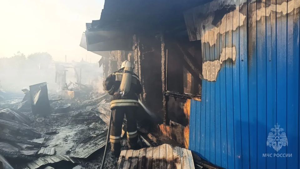 #пожарызасутки. 19 июня в 17:38 В Калачинском районе горели жилой дом, хозпостройка и автомобиль #пожарызасутки. 19 июня в 17:38 В Калачинском районе горели жилой дом, хозпостройка и автомобиль