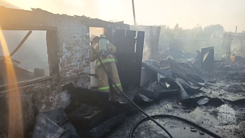 #пожарызасутки. 19 июня в 17:38 В Калачинском районе горели жилой дом, хозпостройка и автомобиль #пожарызасутки. 19 июня в 17:38 В Калачинском районе горели жилой дом, хозпостройка и автомобиль