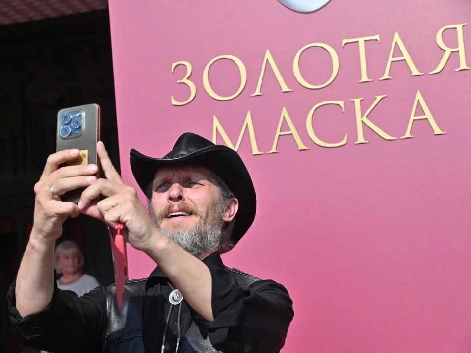 Виталий Хоценко: Церемония вручения театральной премии «Золотая маска» в Омске завершилась, но год, который наш регион проводит в статусе Культурной столицы России, продолжается! Впереди у нас еще огромное количество крутых... Виталий Хоценко: Церемония вручения театральной премии «Золотая маска» в Омске завершилась, но год, который наш регион проводит в статусе Культурной столицы России, продолжается! Впереди у нас еще огромное количество крутых...