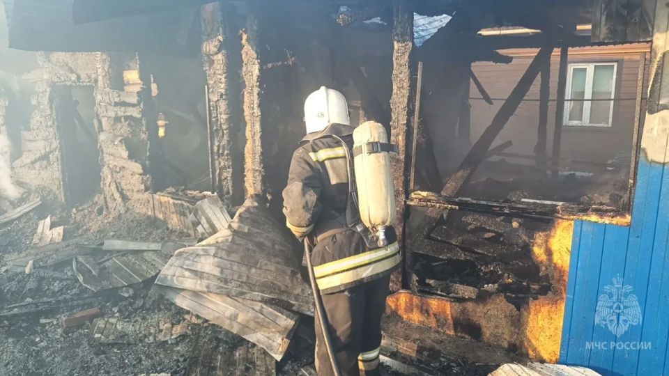 #пожарызасутки. 19 июня в 17:38 В Калачинском районе горели жилой дом, хозпостройка и автомобиль #пожарызасутки. 19 июня в 17:38 В Калачинском районе горели жилой дом, хозпостройка и автомобиль