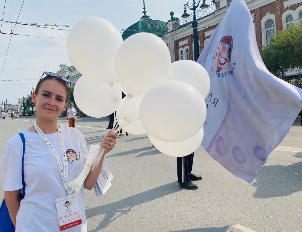 Российская национальная премия «Золотая маска» превратила главный пешеходный проспект Омска в «Театральный Любинский» Российская национальная премия «Золотая маска» превратила главный пешеходный проспект Омска в «Театральный Любинский»