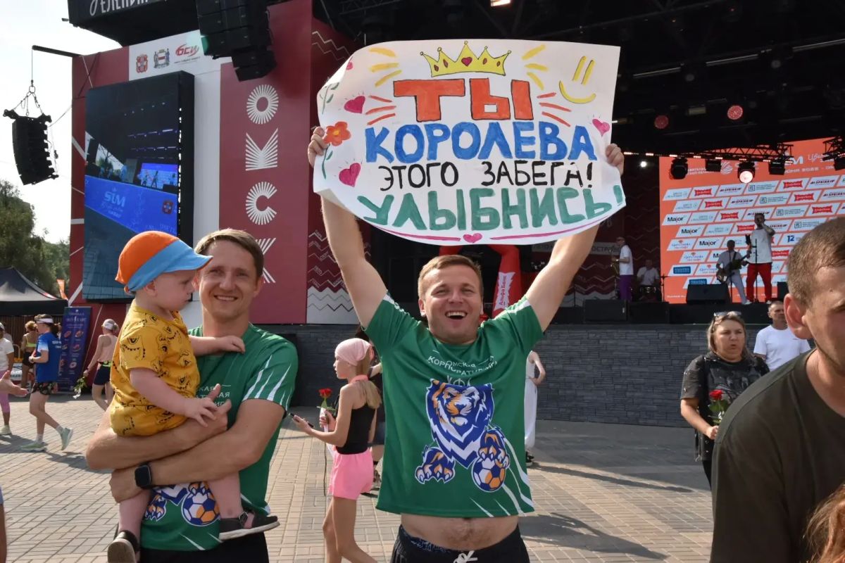 Вот и первые на финише! А какая поддержка болельщиков, вы только посмотрите! Вот и первые на финише! А какая поддержка болельщиков, вы только посмотрите!