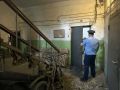 В многоэтажке Омска из-за обрушения потолка в доме эвакуировали 14 жильцов
