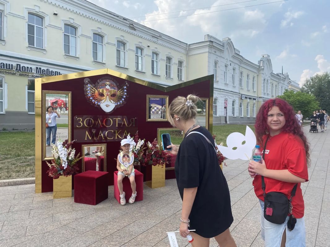 Российская национальная премия «Золотая маска» превратила главный пешеходный проспект Омска в «Театральный Любинский» Российская национальная премия «Золотая маска» превратила главный пешеходный проспект Омска в «Театральный Любинский»
