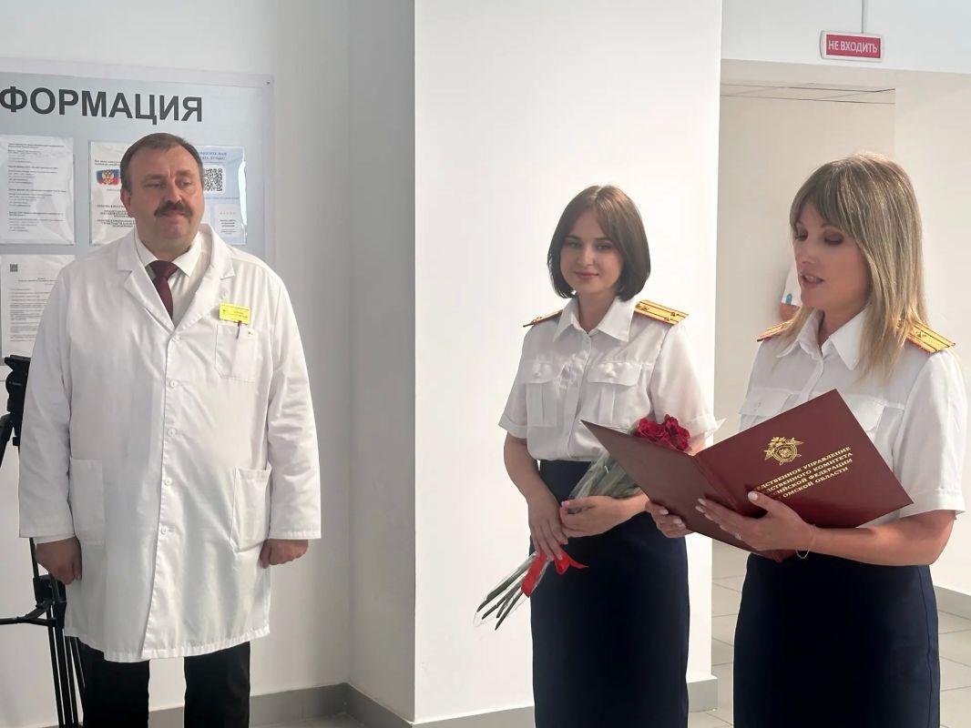 Сотрудники следственного управления поздравили врачей и медсестер с Днём медицинского работника Сотрудники следственного управления поздравили врачей и медсестер с Днём медицинского работника