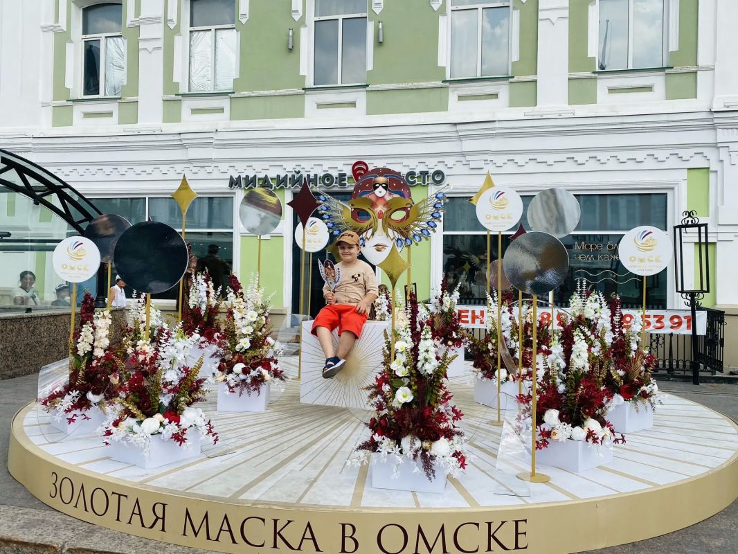 Российская национальная премия «Золотая маска» превратила главный пешеходный проспект Омска в «Театральный Любинский» Российская национальная премия «Золотая маска» превратила главный пешеходный проспект Омска в «Театральный Любинский»