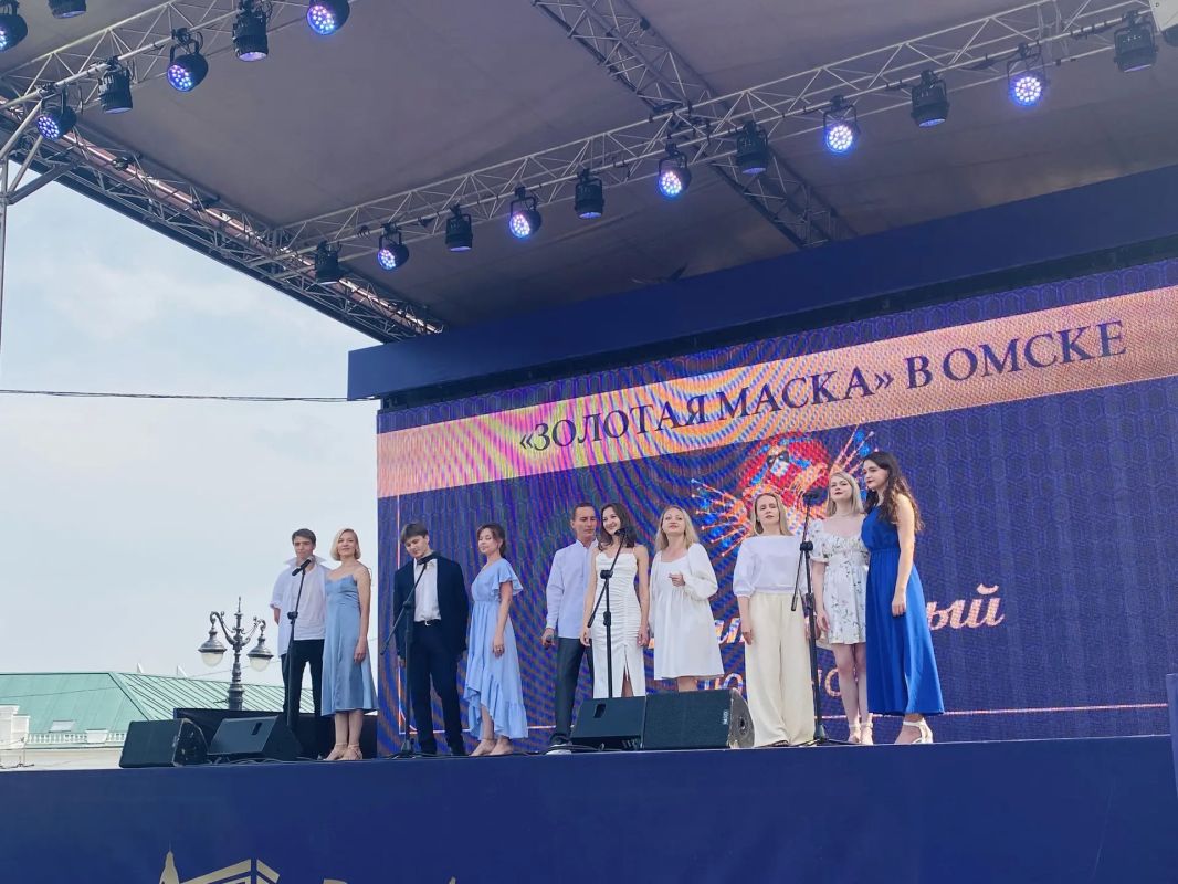 Российская национальная премия «Золотая маска» превратила главный пешеходный проспект Омска в «Театральный Любинский» Российская национальная премия «Золотая маска» превратила главный пешеходный проспект Омска в «Театральный Любинский»
