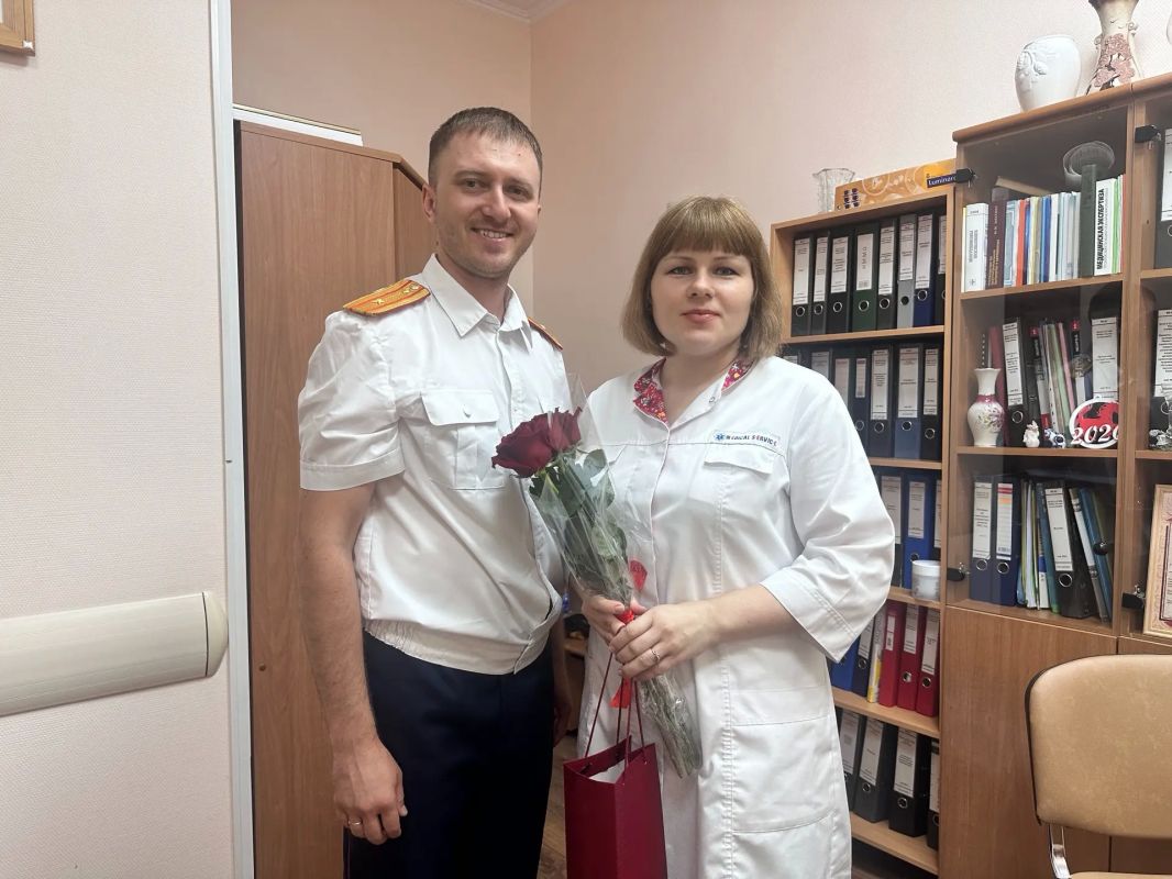 Сотрудники следственного управления поздравили врачей и медсестер с Днём медицинского работника Сотрудники следственного управления поздравили врачей и медсестер с Днём медицинского работника