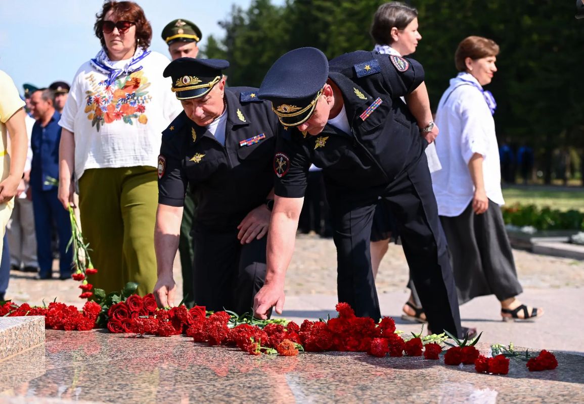 Начальник УМВД России по Омской области генерал-майор полиции Вадим Болотов принял участие в памятном мероприятии, посвящённом годовщине со дня начала Великой Отечественной войны, которое прошло в парке Победы Начальник УМВД России по Омской области генерал-майор полиции Вадим Болотов принял участие в памятном мероприятии, посвящённом годовщине со дня начала Великой Отечественной войны, которое прошло в парке Победы