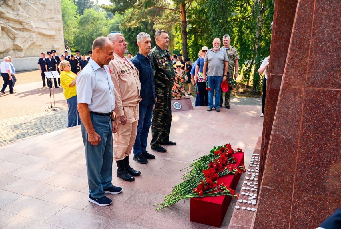 В преддверии Дня памяти и скорби у монумента «Солдатам правопорядка посвящается» состоялась торжественная церемония В преддверии Дня памяти и скорби у монумента «Солдатам правопорядка посвящается» состоялась торжественная церемония